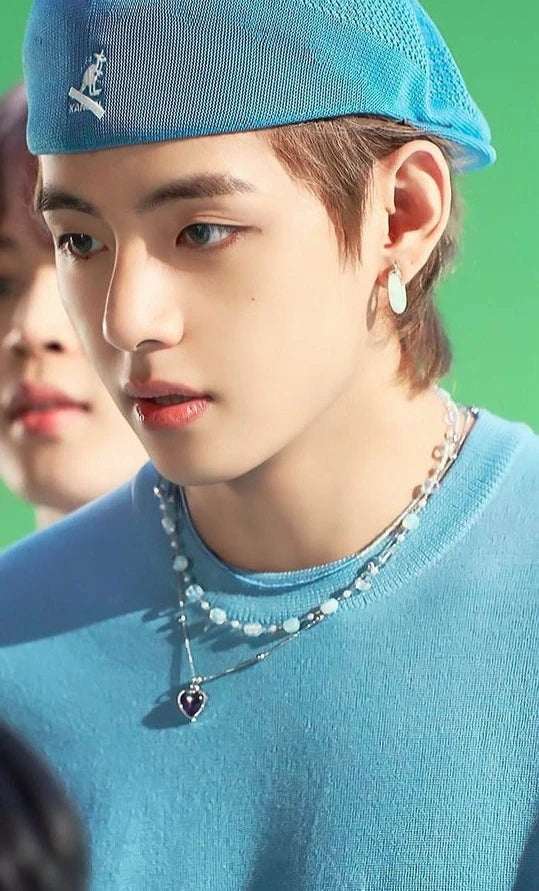 Taehyung-Inspired Blue Color-Changing Heart Necklace – BTS Edition
