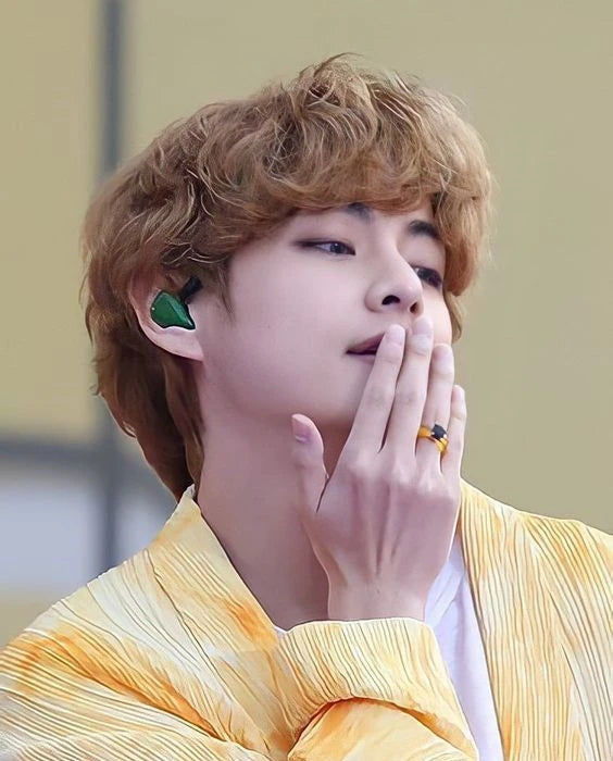 Taehyung-Inspired Yellow Acrylic Ring with Black Gemstone – BTS Edition